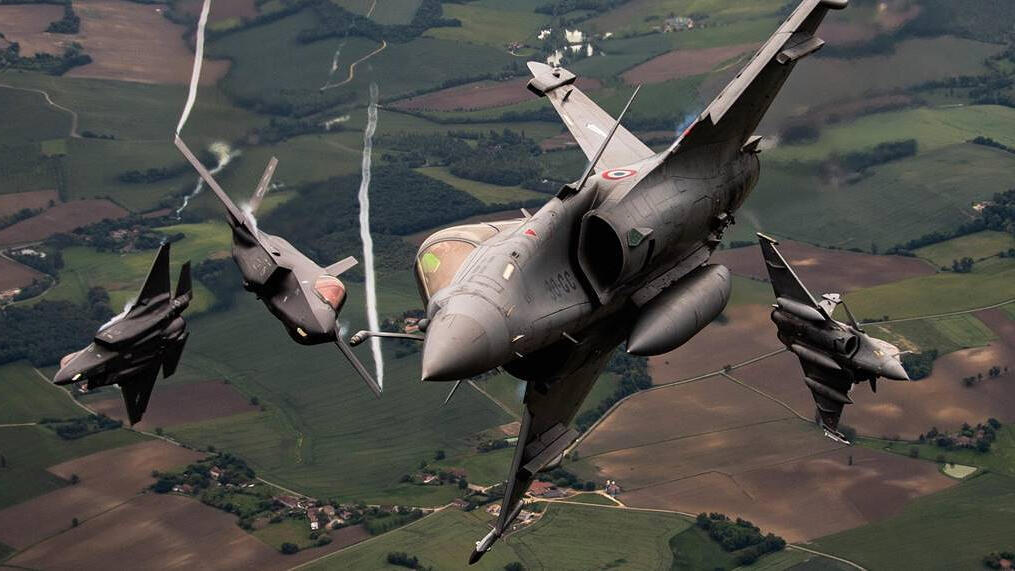 ראפאלים מימין, F35 משמאל (צילום: USAF) הקברניט ראפאל נאט"ו קרב אוויר