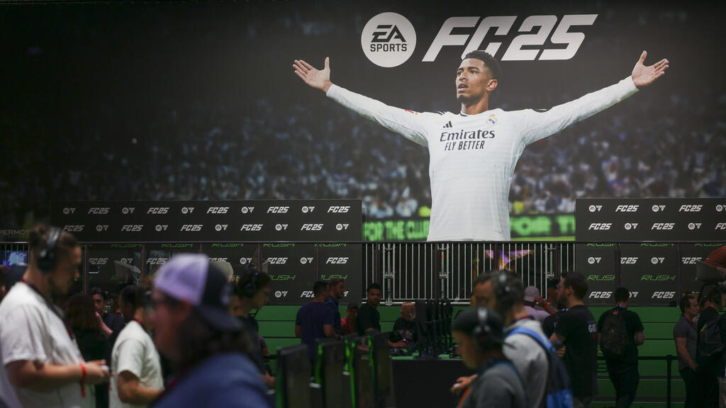 גיימרים בגרמניה משחקים FC 25 משחק מחשב של EA (צילום: בלומברג) גיימרים בגרמניה משחקים FC 25 משחק מחשב של EA אלקטרוניק ארטס