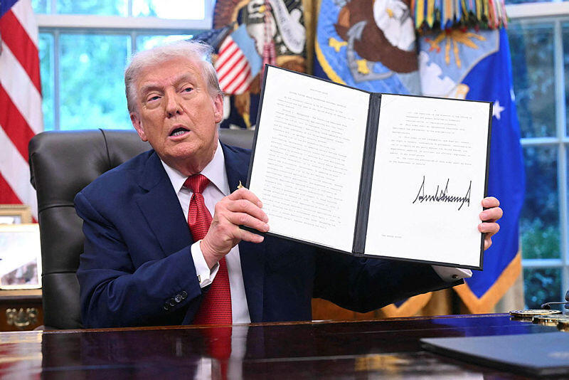 טראמפ חותם על אישור לעסקת המכירה של פעילות טיקטוק בארה"ב, אמש (צילום: SAUL LOEB / AFP) נשיא ארה"ב דונלד טראמפ חותם על אישור לעסקת המכירה של פעילות טיקטוק בארה"ב 25.9.25