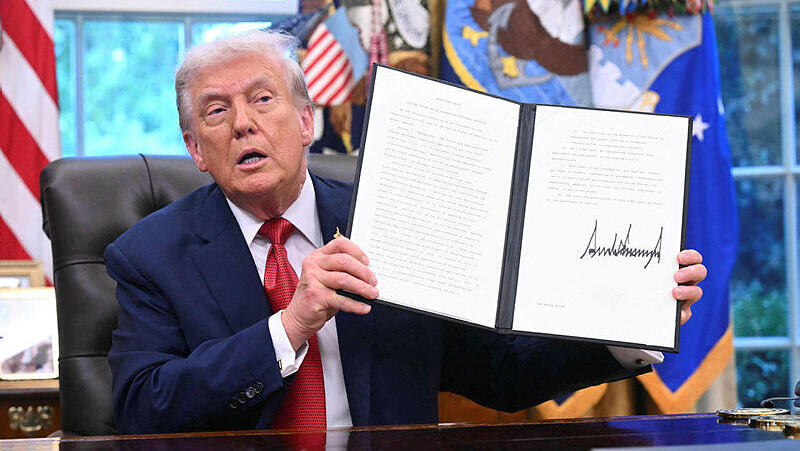 נשיא ארה"ב דונלד טראמפ חותם על אישור לעסקת המכירה של פעילות טיקטוק בארה"ב 25.9.25