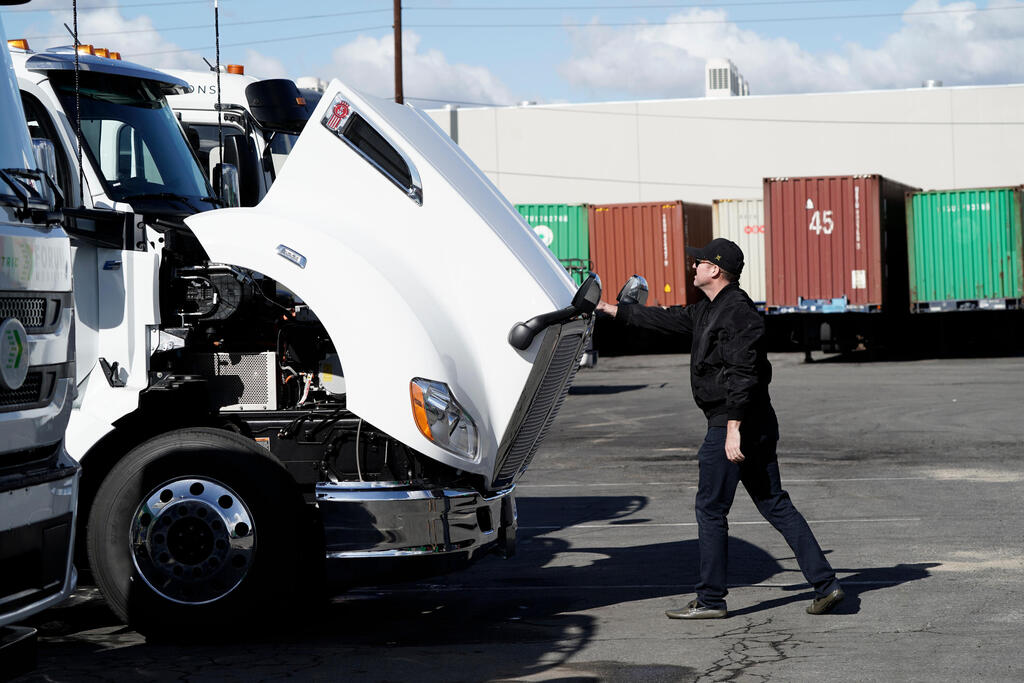 משאית 2 של קנוורת' Kenworth חברה בת של פקאר PACCAR