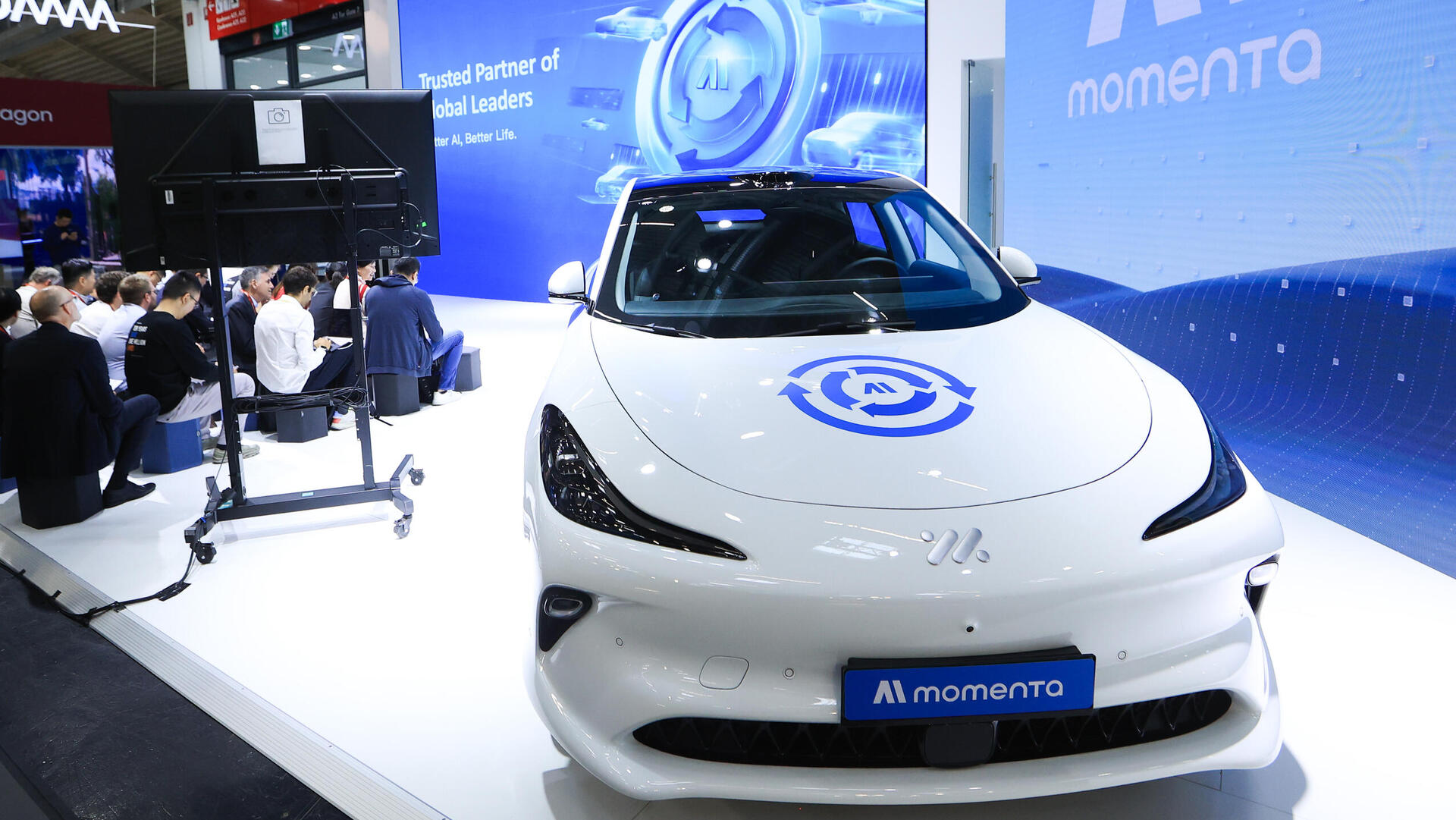 דוכן של מומנטה Momenta הסינית בתערוכת הרכב במינכן ספטמבר 2025