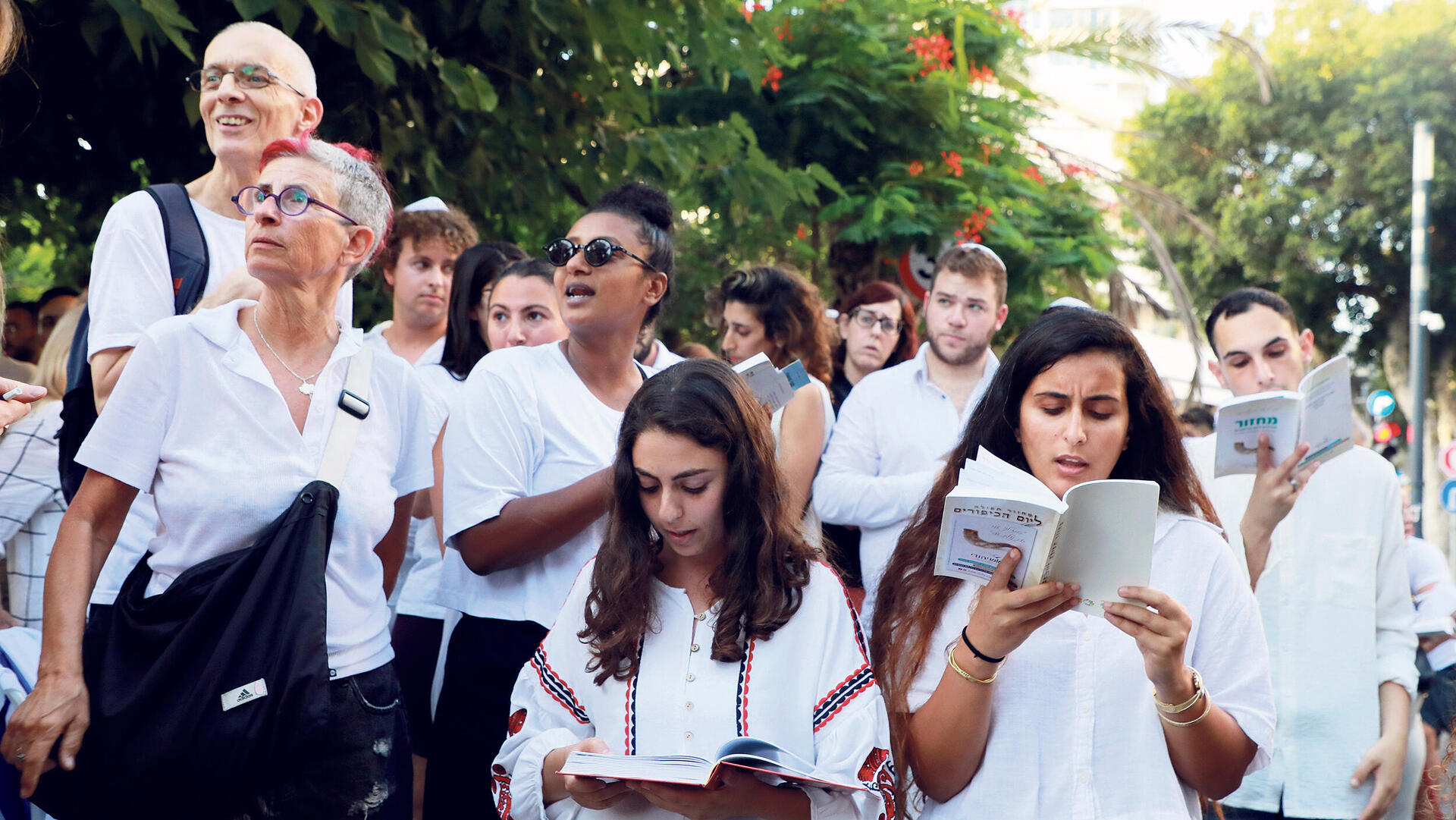 נשים וגברים חילונים מתפללים יחד בכיכר דיזנגוף בתל אביב ב יום כיפור 2023