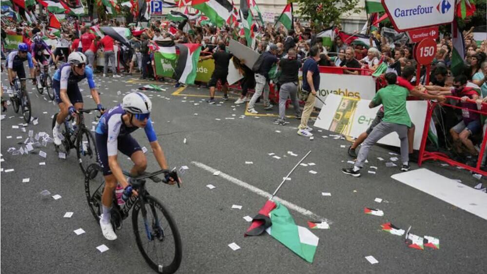 וחים מנסים לפרוץ למסלול ולהפריע לרוכבי הקבוצה ישראל פרמייר טק בקטע ה-11 של וואלטה