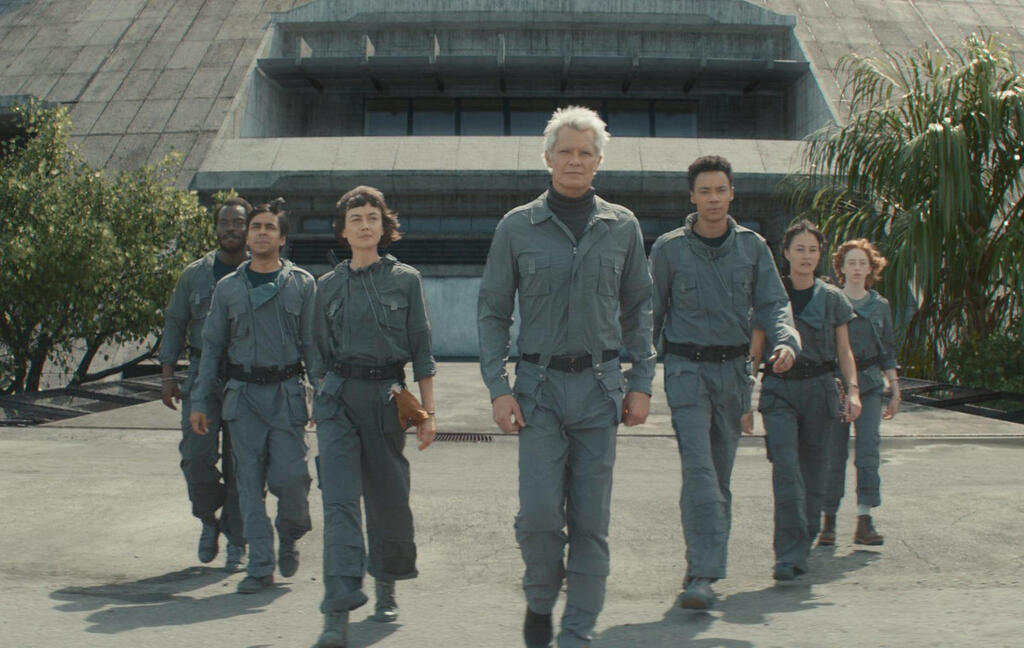  "הנוסע השמיני: כדור הארץ". כשהסינתים מפתחים אמפתיה לחייזרים, הם הופכים לסכנה לחברה