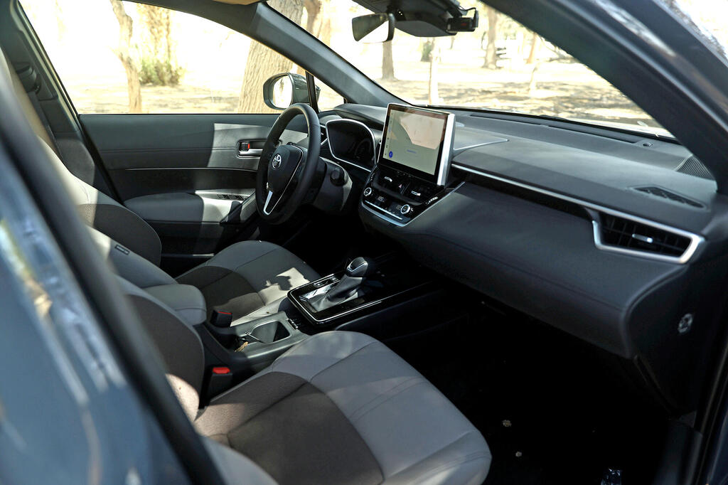 מבחן רכב קורולה קרוס ADVENTURE מבפנים