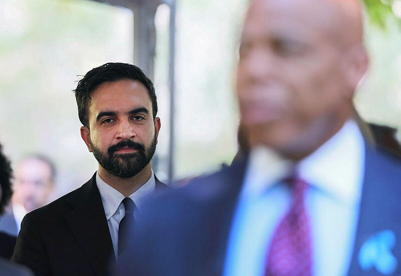 אריק אדמס ראש העיר של ניו יורק (מימין) והמועמד לראשות העיר זוהראן ממדאני ספטמבר 2025