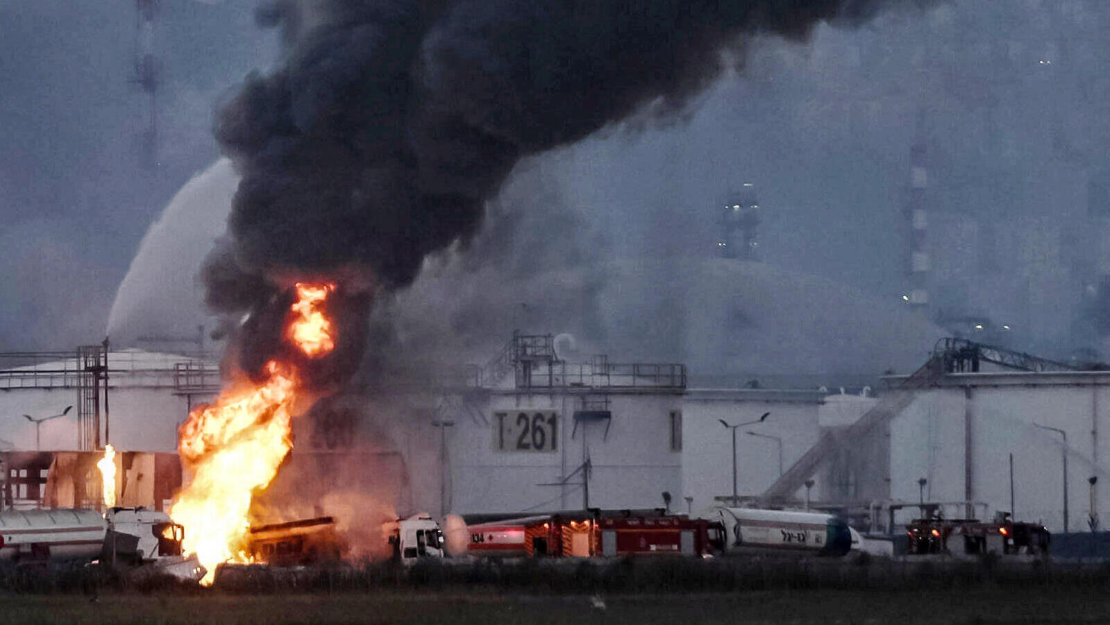 ה פגיעה ב מתחם בזן ב חיפה מפעל בזן דלק ב חיפה נפגע פגיעה ישירה מ טיל מ איראן ב תקיפה מתקפה איראנית הרס נזק נזקים הרוגים מבצע עם כלביא