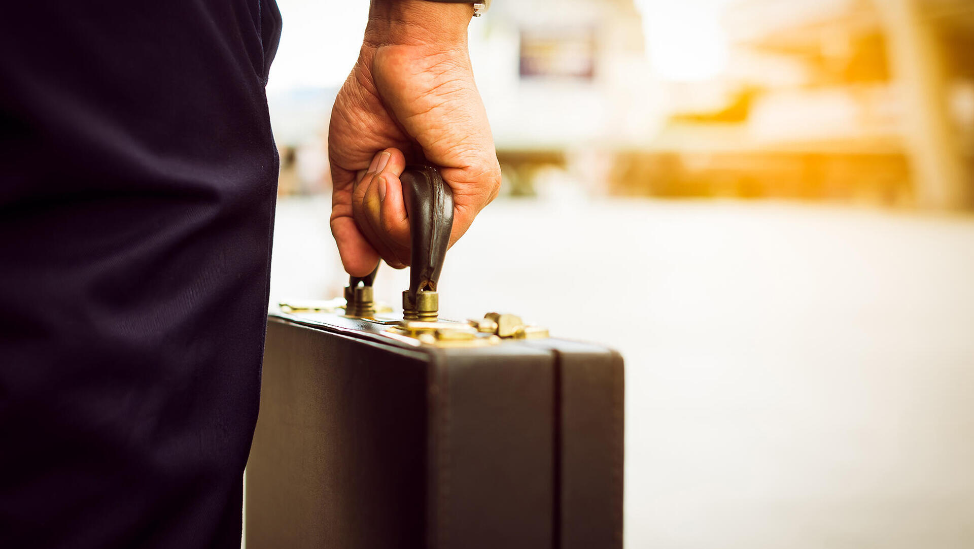 איש עסקים נושא מזוודה נסיעה תיירות אילוסטרציה