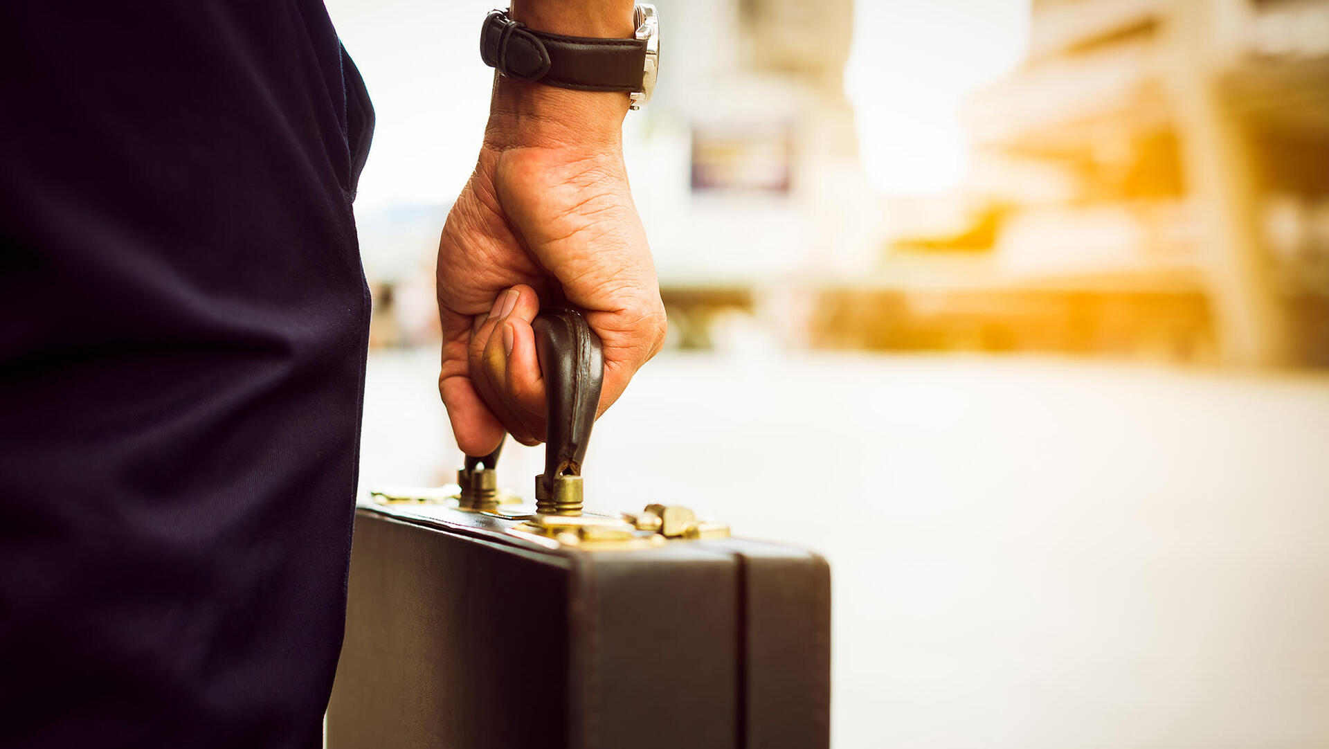 איש עסקים נושא מזוודה נסיעה תיירות אילוסטרציה