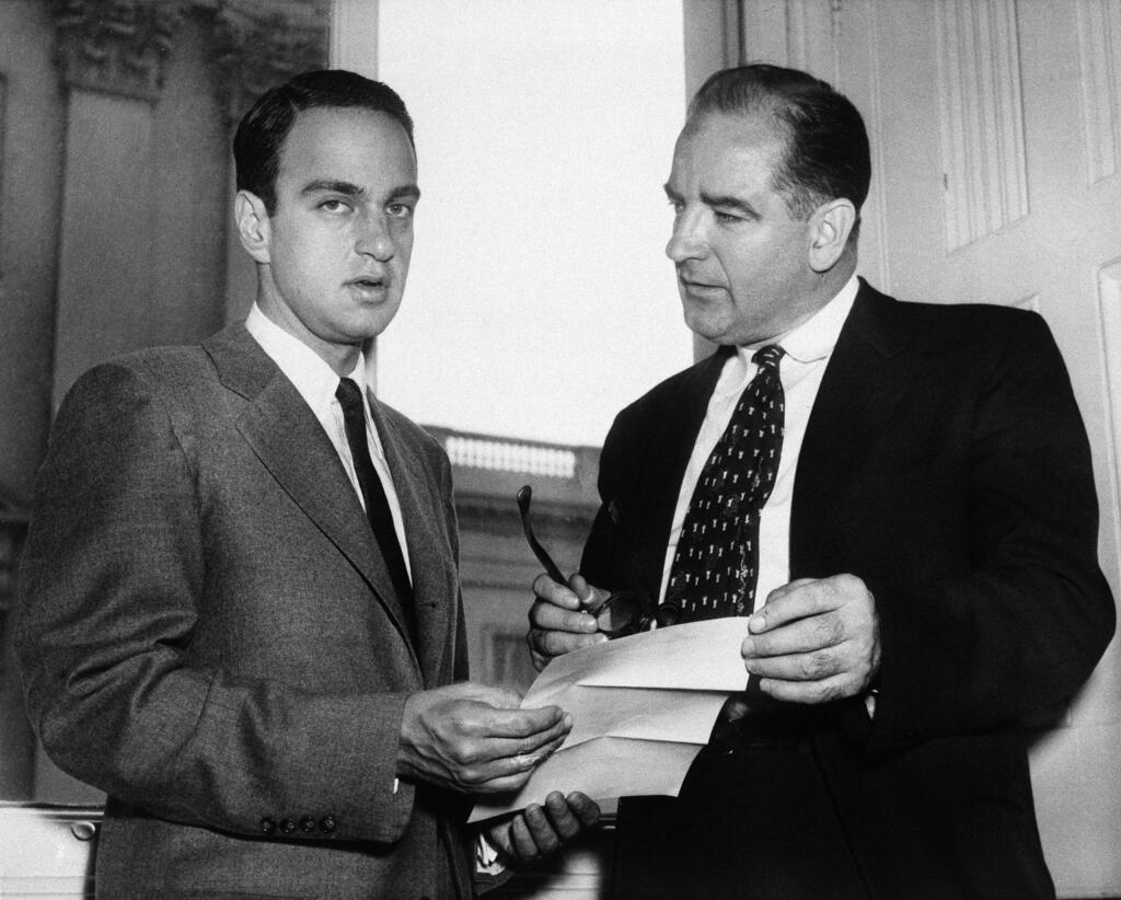 מקארתי )מימין( וכהן. התובע מימי "הבהלה האדומה" הפך למנטור של טראמפ, שלימד אותו: "גם אם אתה אשם, לעולם אל תודה בזה"