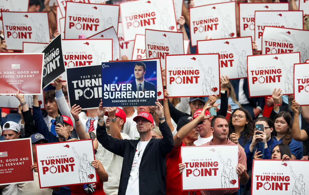 שלטים של ,Turning Point USA הארגון שייסד צ'ארלי קירק, בלווייתו בגלנדייל, אריזונה בשבוע שעבר. הזעם הציבורי על הרצח שימש להחרפת הרטוריקה והקצנת האיומים נגד מבקרי הממשל