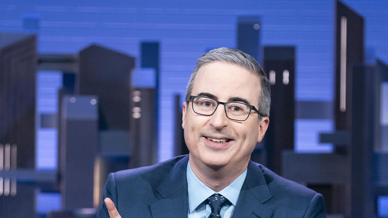 ג'ון אוליבר מגיש 