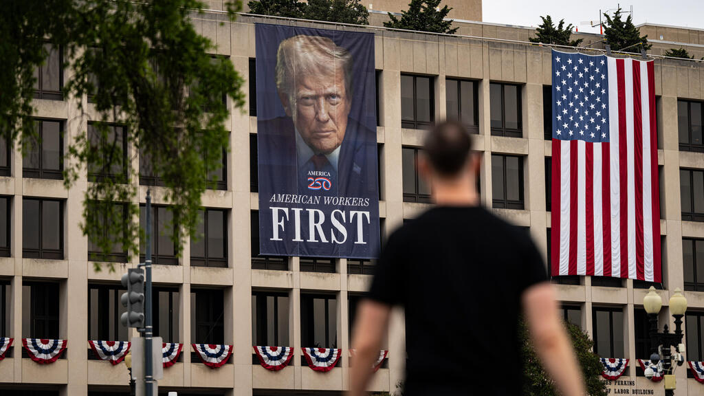 מטה משרד העבודה בוושינגטון די.סי, ועליו שלט של טראמפ, השבוע (צילום: בלומברג) מטה משרד העבודה ב וושינגטון די.סי ארה"ב ועליו שלט של טראמפ 29.9.25