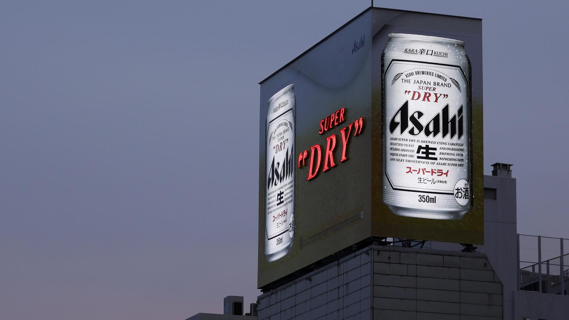 פרסומת לבירה אסאהי על בניין משרדים בטוקיו