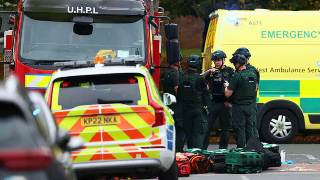 אנשי כוחות הביטחון בזירת הפיגוע במנצ'סטר (צילום: Paul Currie / AFP) אנשי כוחות הביטחון בזירת הפיגוע במנצ'סטר