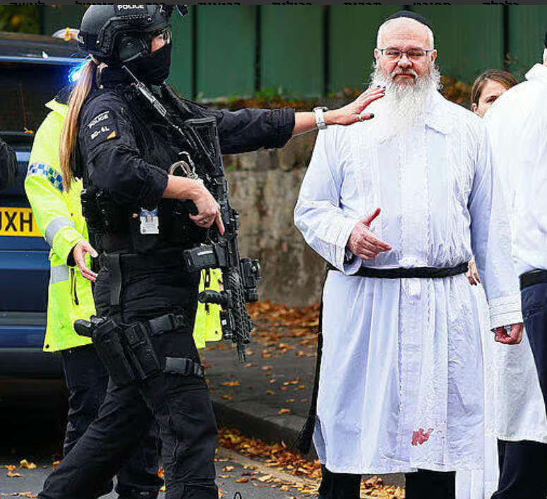 הרב דניאל ווקר, שחסם את דלת בית הכנסת בפיגוע במנצ'סטר (צילום: Paul Currie / AFP) הרב דניאל ווקר, שחסם את דלת בית הכנסת בפיגוע במנצ'סטר
