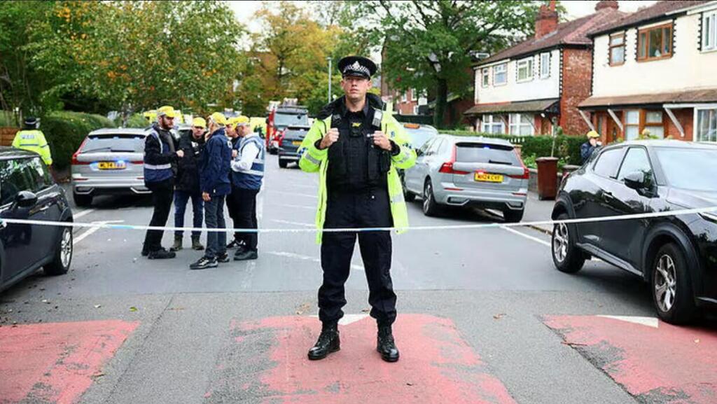 שוטר בזירה במנצ'סטר (צילום: Paul Currie / AFP) שוטר בזירה במנצ'סטר