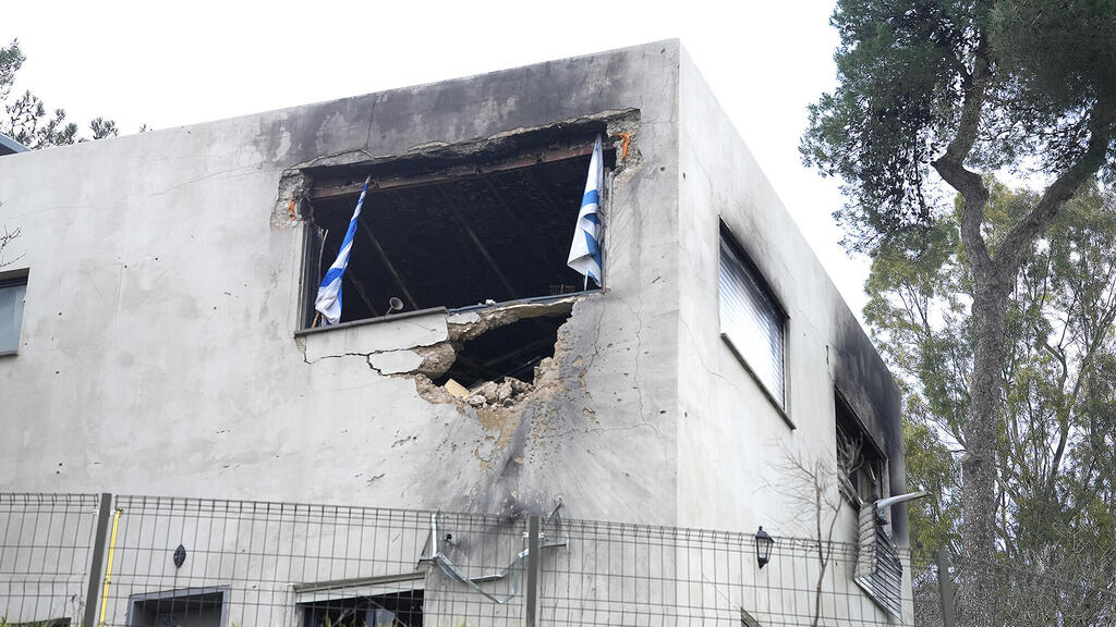 בית שעדיין לא שוקם בקיבוץ מנרה לאחר שנפגע מטיל במלחמת חרבות ברזל 