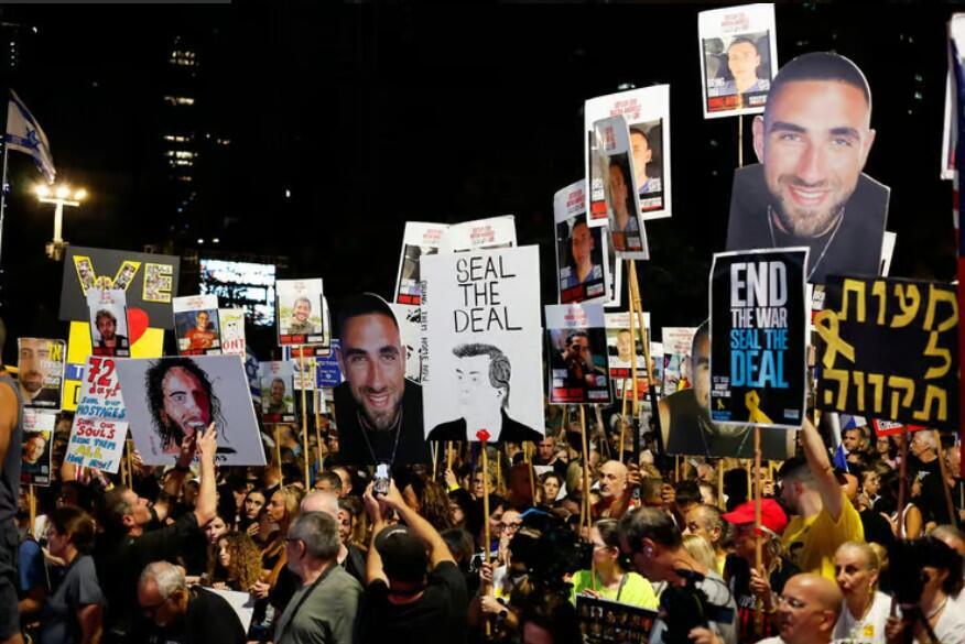 המפגינים בכיכר החטופים, הערב. "תחתום על העסקה", פנו המפגינים לטראמפ