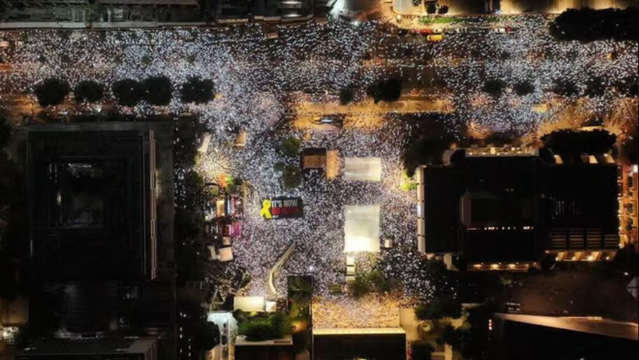 ההמונים בכיכר החטופים בתל אביב