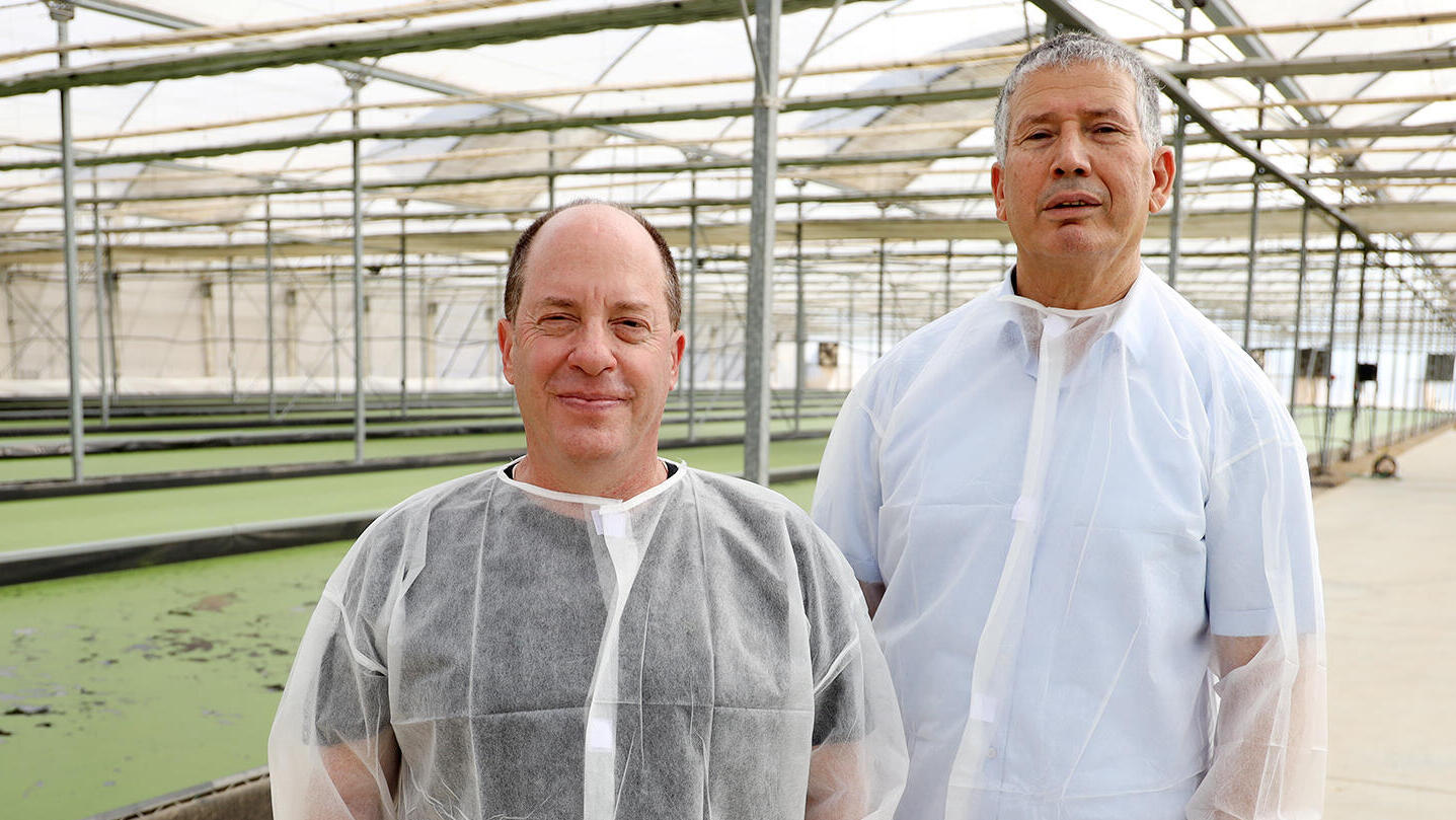 מימין שמעון בן חמו ו עופר לינצ'בסקי רכשו את חברת הינומן שמייצרת מנקאי MANKAI בקיבוץ בארי