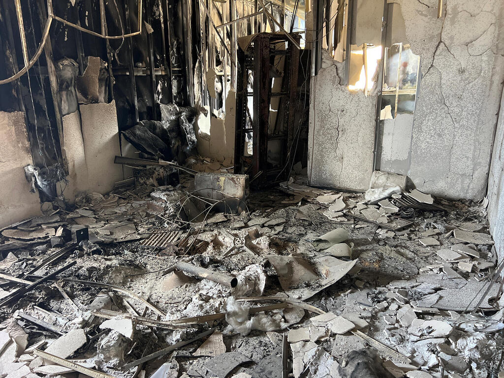 הרס חממות הינומן ב קיבוץ בארי ב 7.10.23    