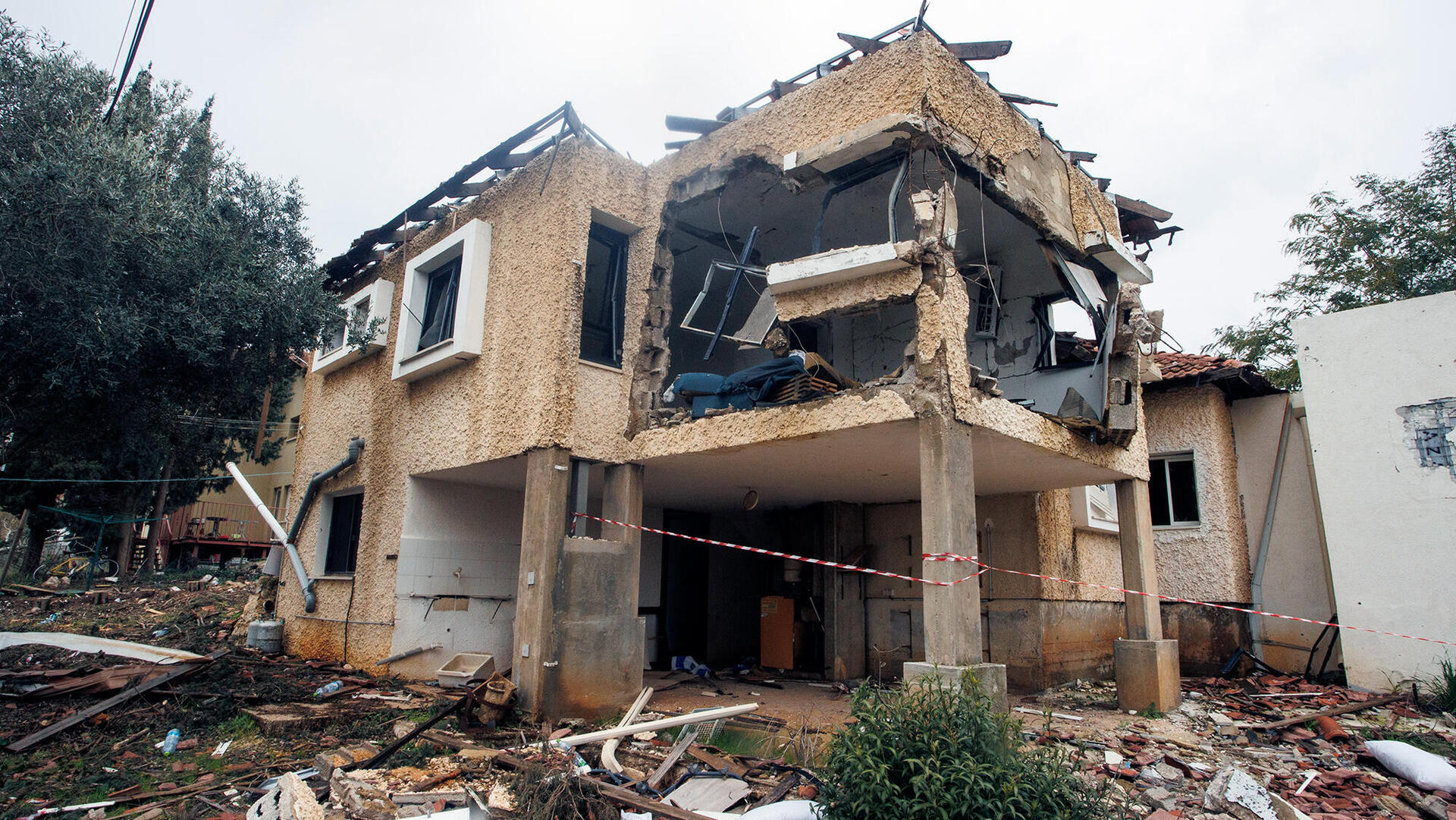 בית שעדיין לא שוקם בישוב מטולה לאחר שנפגע מטיל במלחמת חרבות ברזל 