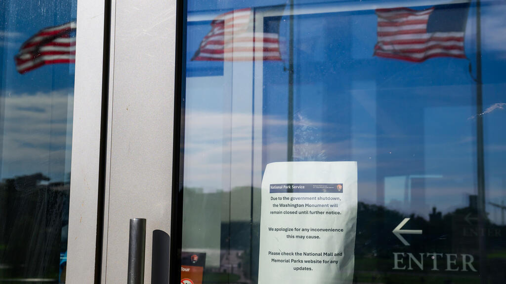הודעה על סגירת אנדרטת וושינגטון בבירה (צילום: בלומברג) שלט סגור ב אנדרטת וושינגטון ב וושינגטון די.סי ארה"ב 1.1.25 השבתת הממשל השבתה