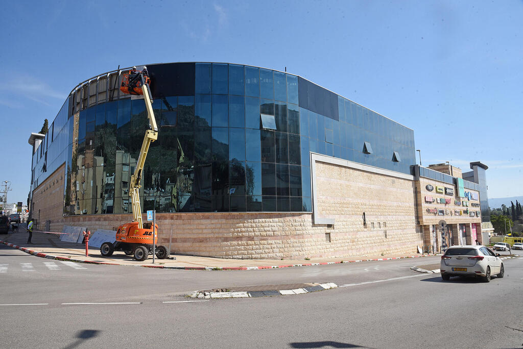 קניון 8 סנטר ב קריית שמונה (צילום: אביהו שפירא) קניון 8 סנטר ב קריית שמונה עדיין לא חזר לפעילות לאחר שנפגע מטילים במלחמת חרבות ברזל