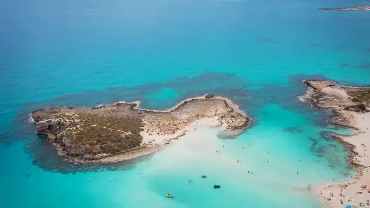 מים צלולים חוף ניסי קפריסין