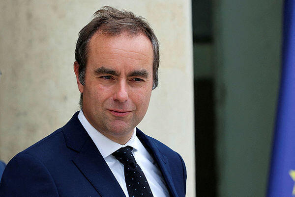 ראש ממשלת צרפת המתפטר סבסטיאן לקורני