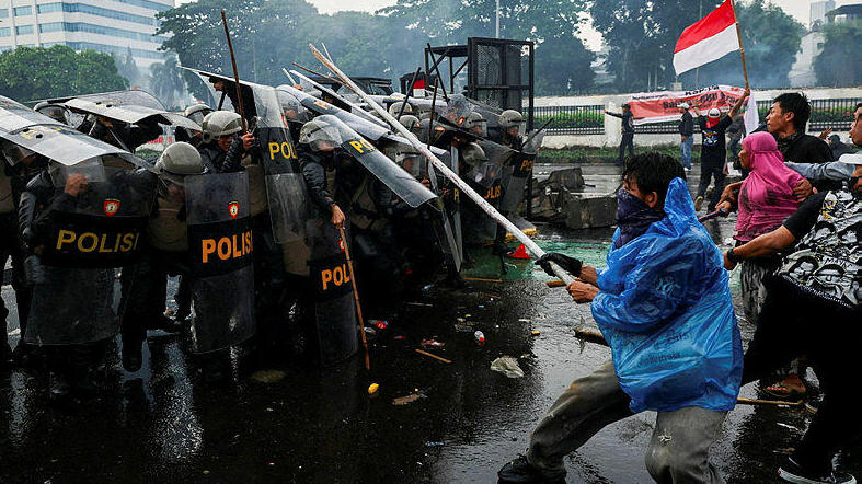 מפגין בג'קארטה אינדונזיה הפגנות מחאה אוגוסט 2025