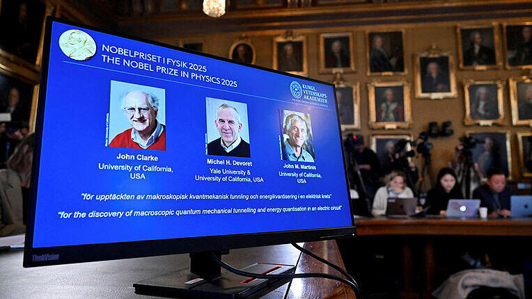 זוכי פרס נובל לפיזיקה לשנת 2025 מימין לשמאל: ג'ון מרטיניס , מישל דבורה  , ג'ון קלרק