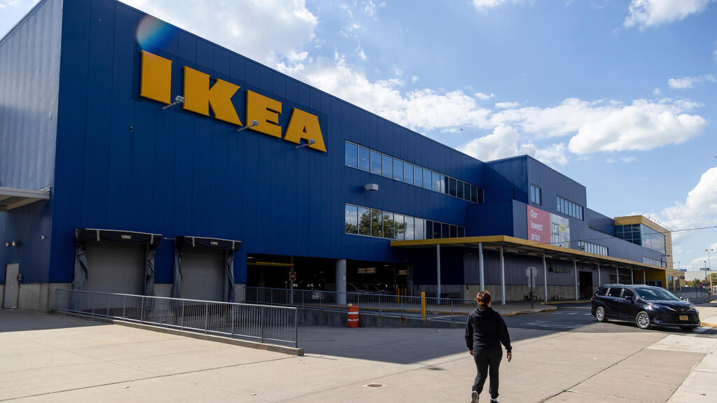 חנות איקאה בברוקלין. בארה"ב העלו מחירים על מוצרים בגלל המכסים (צילום: בלומברג) חנות איקאה בברוקלין בניו יורק ארה"ב