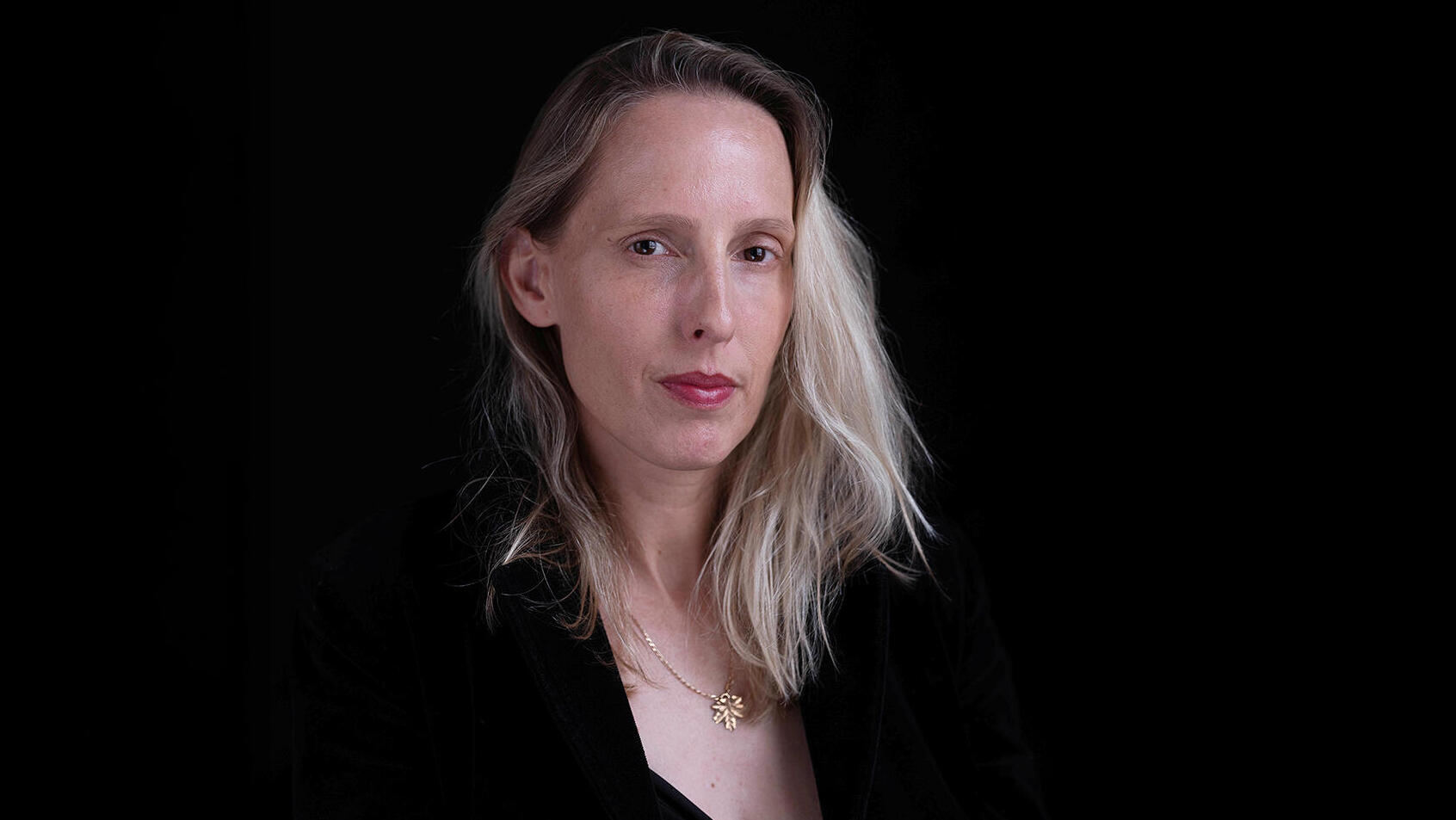 האמנית והאוצרת סופי ברזון מקאי מנהלת את גלריה בארי לאמנות עכשווית פנאי