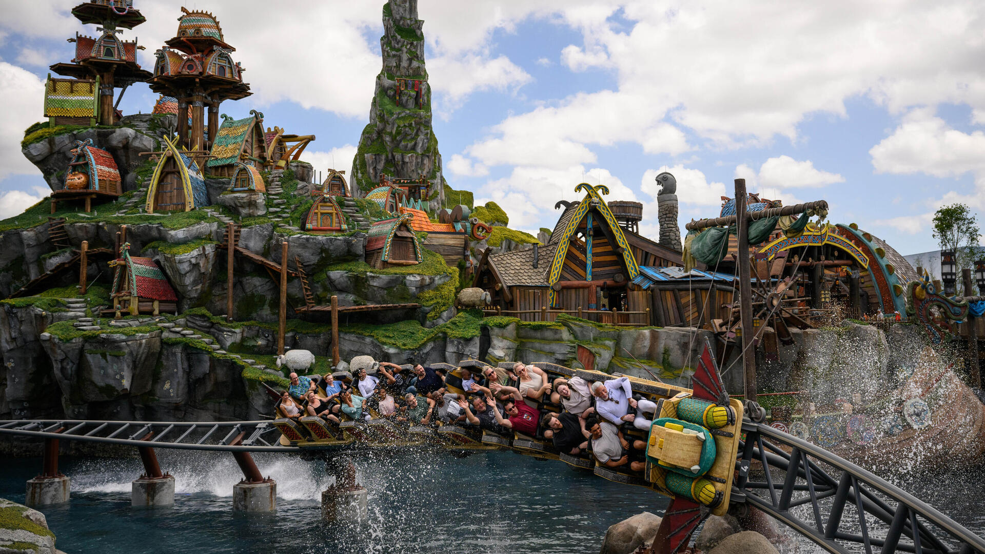 רכבת ההרים של "הדרקון הראשון שלי" בפארק Epic Universe באורלנדו, פלורידה. הנוף כל כך מפורט שחלק מהמבקרים שוכרים מדריכי טיולים שידגישו בפניהם אלמנטים שהם עלולים לפספס