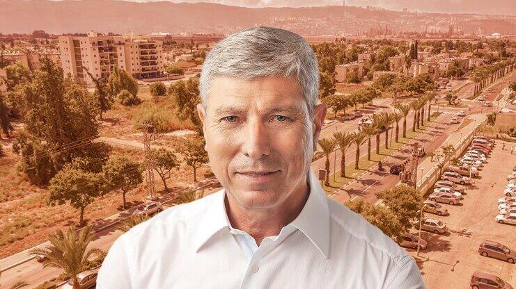 ראש עיריית קריית אתא יעקב פרץ על רקע העיר 