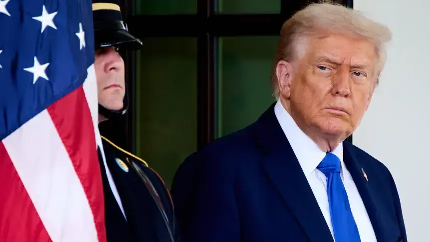 הנשיא דונלד טראמפ בפתח הבית הלבן אוקטובר 2025