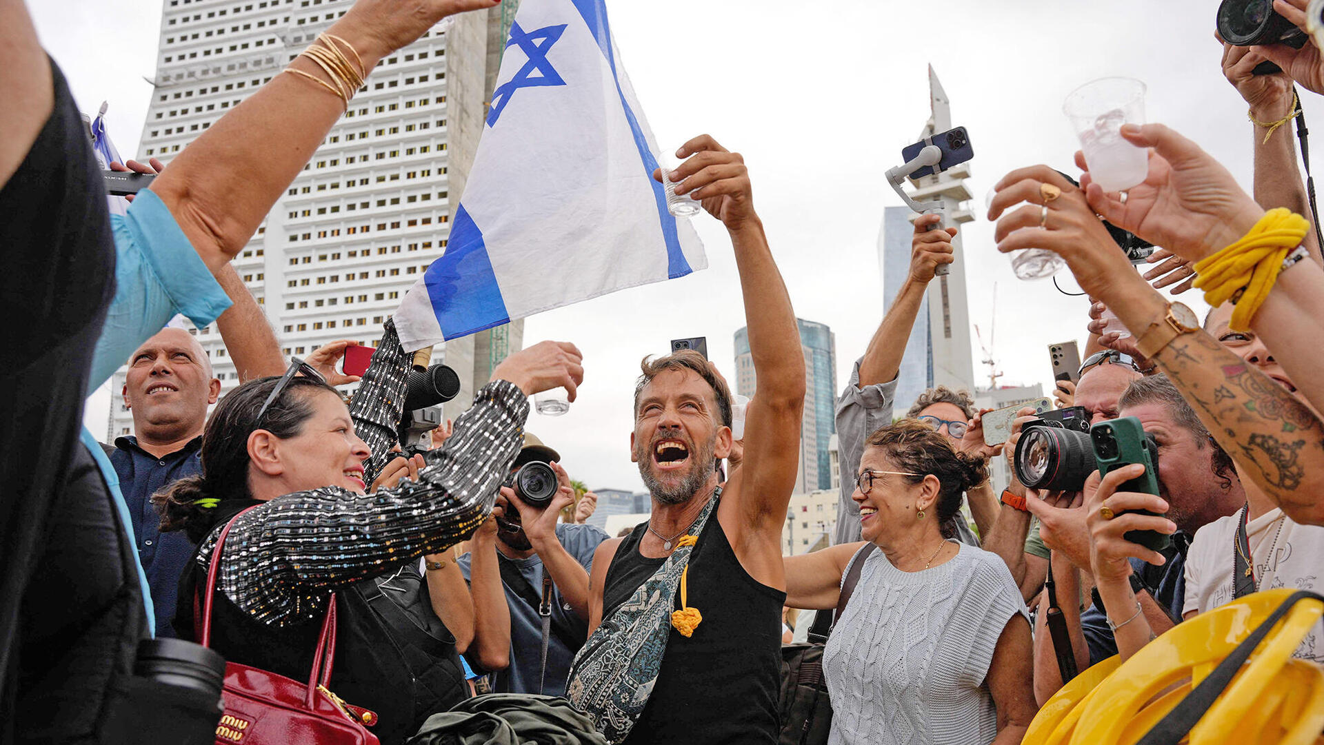 כיכר החטופים בחגיגות הבוקר בעקבות החתימה על ההסכם