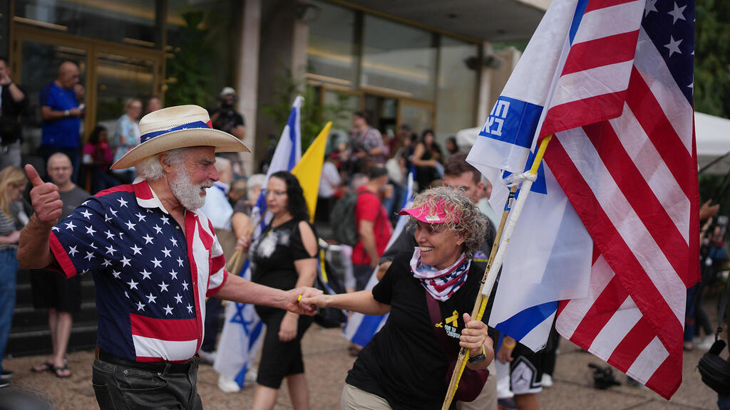 כיכר החטופים חוגגים מגיבים ל חתימה על ההסכם