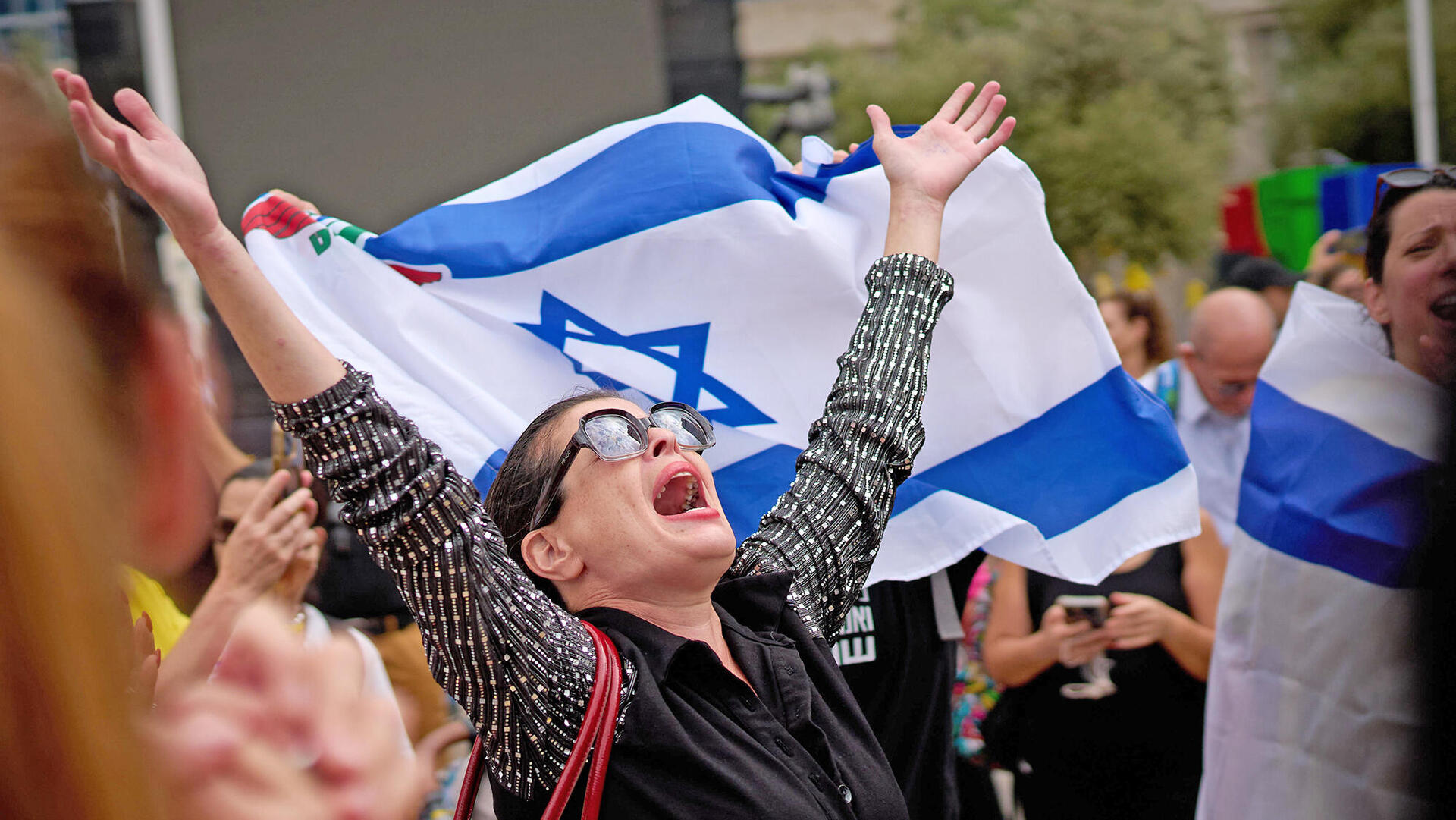  כיכר החטופים חוגגים מגיבים ל חתימה על ההסכם 