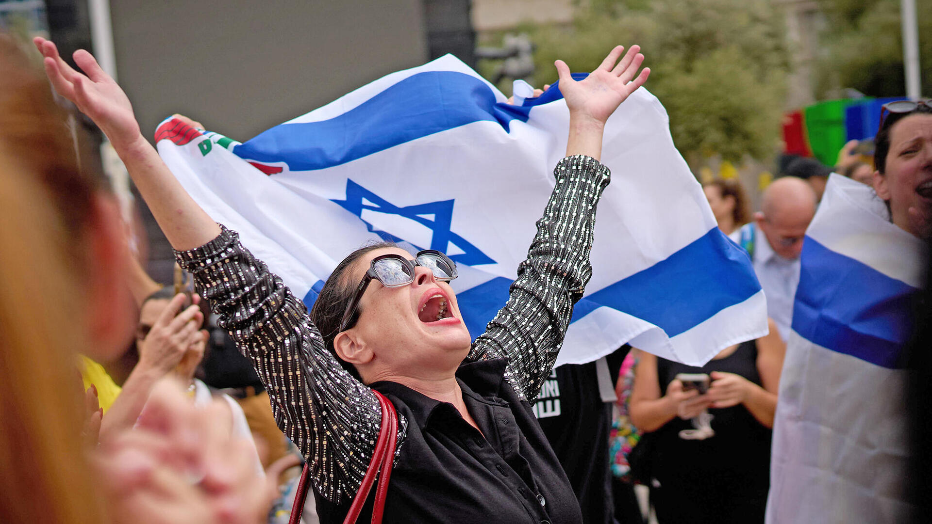  כיכר החטופים חוגגים מגיבים ל חתימה על ההסכם 