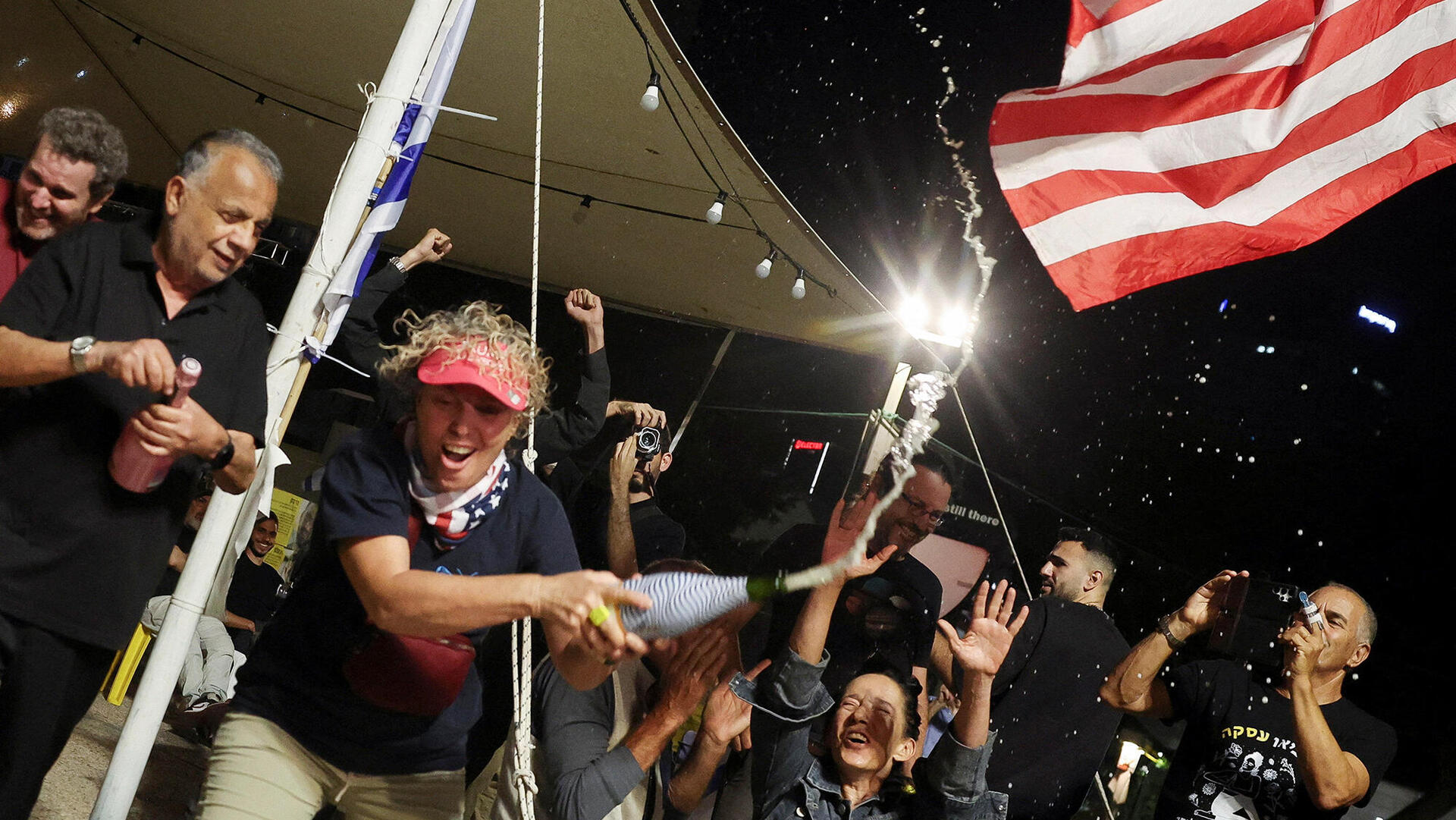 משפחות החטופים בחגיגות ניצחון לפנות בוקר