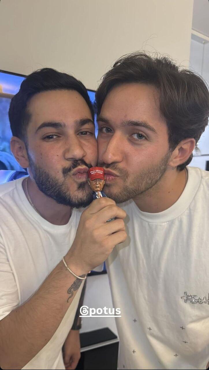 שורדי השבי עומר שם טוב ו אלי-ה כהן מנשקים את בובת הנשיא האמריקאי דונלד טראמפ אחרי ההודעה על העסקה 9.10.25