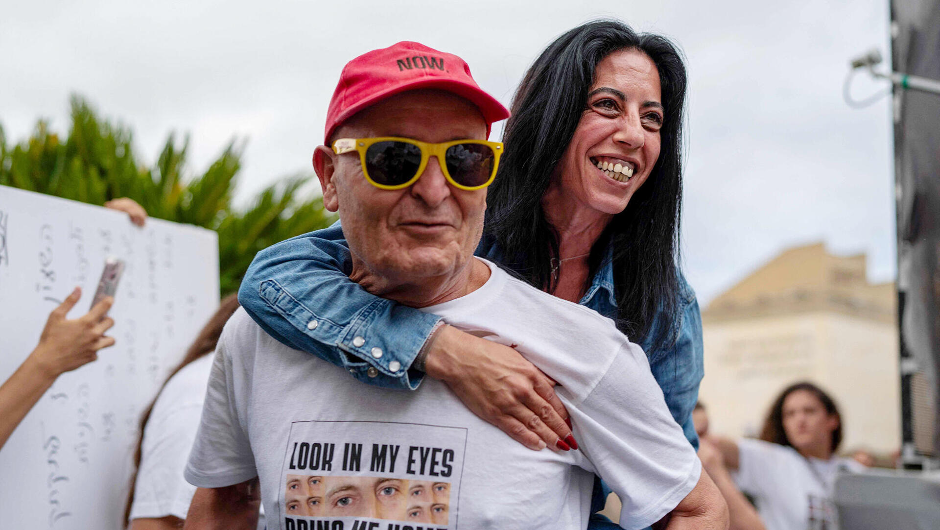 עינב צנגאוקר ומשפחות החטופים בחגיגות ניצחון לפנות בוקר