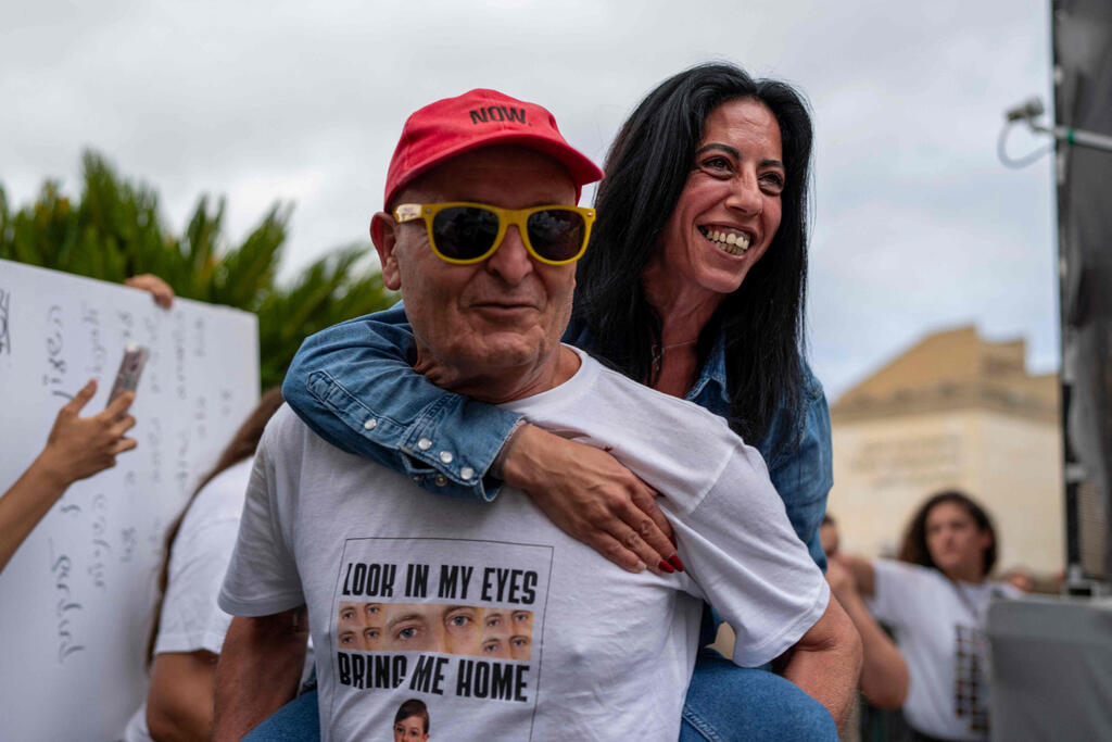 עינב צנגאוקר חוגגת את העסקה בכיכר החטופים (צילום: Maya Levin / AFP) עינב צנגאוקר חוגגת את ה עסקה ב כיכר החטופים 9.10.25