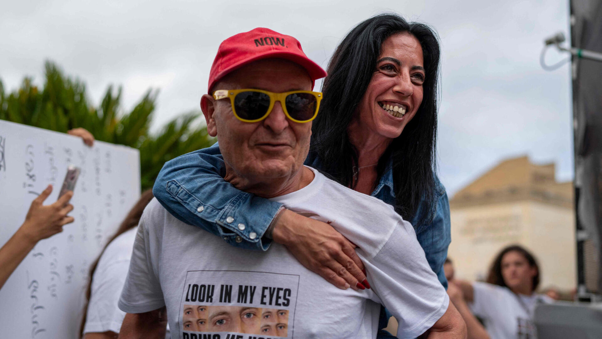 עינב צנגאוקר חוגגת את ה עסקה ב כיכר החטופים 9.10.25