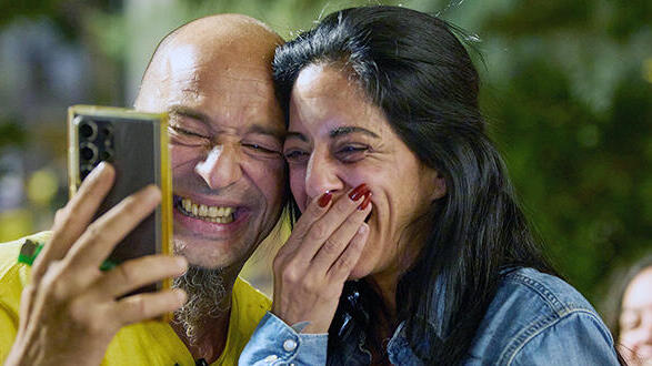 עינב צנגאוקר ומשפחות החטופים בחגיגות ניצחון לפנות בוקר