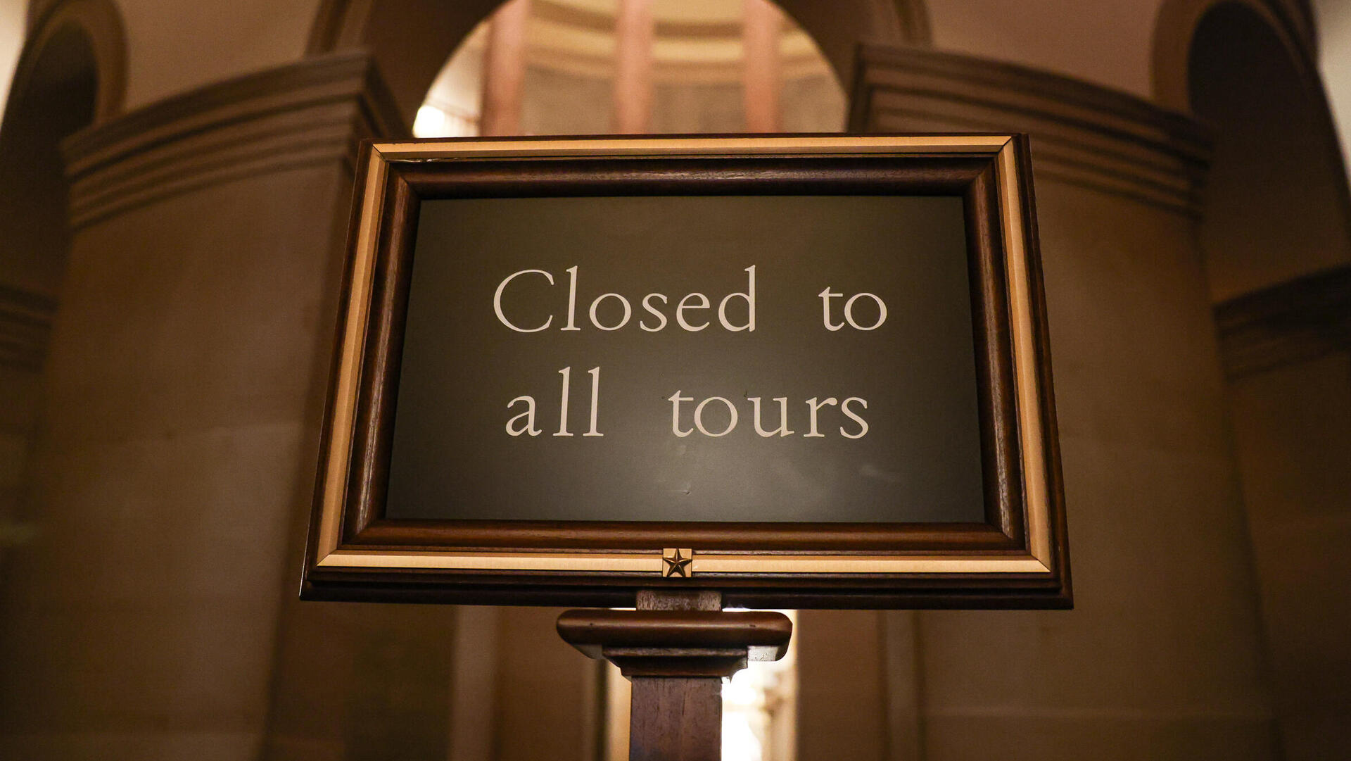 שלט סגורים לסיורים ב קפיטול ב וושינגטון די.סי ארה"ב בעקבות השבתת הממשל השבתה 9.10.25